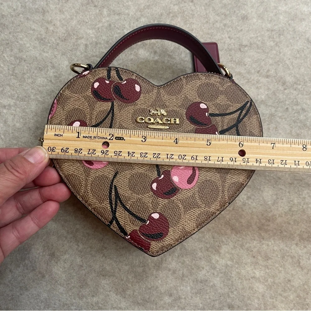 Coach Heart Cherry Signature Canvas Tan Marrón Double Zip Crossbody Purse